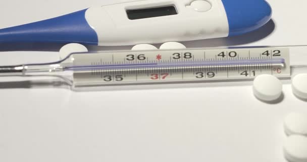 Klinische Thermometer Wit Oppervlak Witte Pillen Medicijnen Medicijnen — Stockvideo