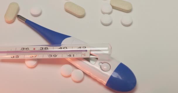 Medizin Und Diagnosewerkzeug Für Das Gesundheitswesen Klinisches Thermometer Und Pillen — Stockvideo