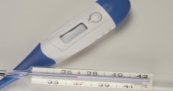 Panning Över Digital Termometer Och Glaskvicksilvertermometer — Stockvideo