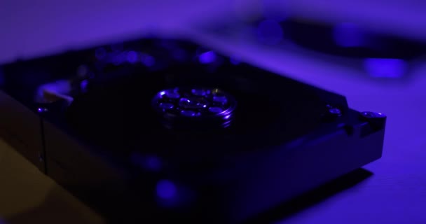 硬盘在黑暗的灯光下 蓝光照亮硬盘 禁止使用硬盘驱动器 — 图库视频影像
