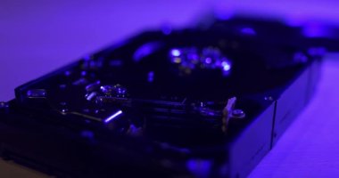 Mavi ışığın altında HDD Hard Disk 'e yakın çekim. Tepeden tırnağa odak çekiliyor