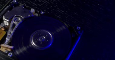 Işık küçük bir sabit diskten geçiyor. Depolama teknolojisinin kapanışı