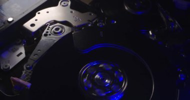 Hard Disk yavaşça dönüyor, bir tabak Hard Disk yavaşça dönüyor. Depolama ortamı