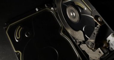 Hard Disk 'in içinde çalışıyor, sabit diski açıyor. Depolama bileşenleri