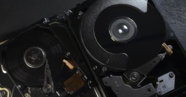 Küçük ve büyük sabit disk yan yana, büyük sabit disk dönüyor
