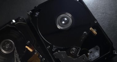 Büyük ve küçük bir sabit disk deposu. Hard disk tekrar dönüyor ve duruyor.