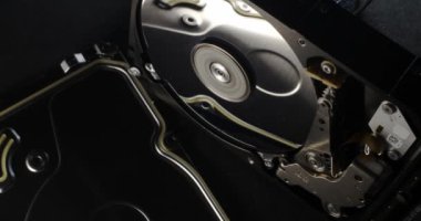 Sabit disk çalıştırılıyor ve durduruluyor, HDD 'nin içeriden çalışması, tepside yansıması