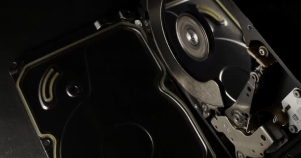 Kerja Dalam Hard Disk Pemintalan Hard Drive Terbuka Komponen Penyimpanan — Stok Video