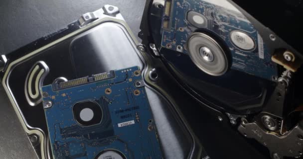 Panning Storage Device Refleksi Dari Circuit Board Hard Disk Platter — Stok Video