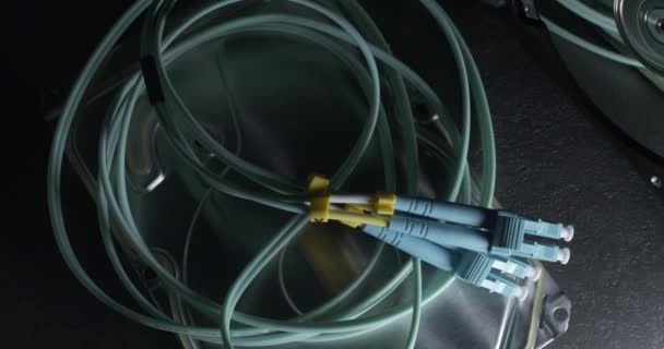 Panning Peste Fibra Cablu Fibra Sticla Partea Sus Capacului Hard — Videoclip de stoc