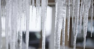 Yüksek sıcaklık, eriyen buz ve kar nedeniyle düşen buz sarkıtı. Küresel ısınma buzu 4K 'da eriyor
