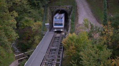 Innsbruck, Avusturya. 10.14.2019. Hungerburg Bahn Alpenzoo istasyonuna doğru koşuyor.