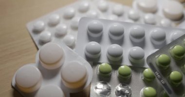 İtalya, Lombardiya, Mart-1-2020. Ateşli termometrede İtalyanca yazılar var. Ateşin gücünü tarif ediyor. Ardından da klinik termometreye düşen haplar.