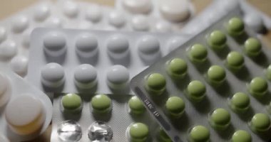 İtalya, Lombardiya, Mart-1-2020. Haplar ambalajda. Plastik pakette bir sürü tablet var. Grip, soğuk algınlığı ve virüs enfeksiyonları için ilaç ve ilaçların yakın çekimine odaklanın