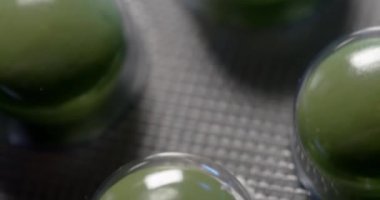 Tıbbın kapanması, plastik haplar ve alüminyum ambalajlar. İlaçlar ve tabletler üzerinde ilaç dolaşımı. Antibiyotik ve ilaç.