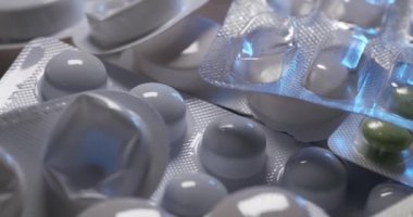 Boş ve dolu haplar ve tablet ambalajları üzerinde çalışıyor. Bakteriyel ya da viral enfeksiyon için ilaç. Enfeksiyon ilacı