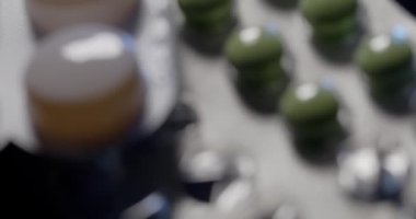 Ambalajda ilaç. Dolu ve boş ilaç paketleri. Hareketi odak noktasından odak noktasına kaydırma