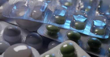 Haplar ve haplar yakın çekim. İlaç ve sağlık takviyeleri. Odaklanamamaya odaklan.