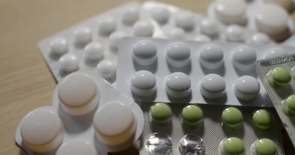 Таблетки Упаковке Лекарства Алюминиевой Пластиковой Упаковке Движение Лекарствами Таблетками Много — стоковое видео