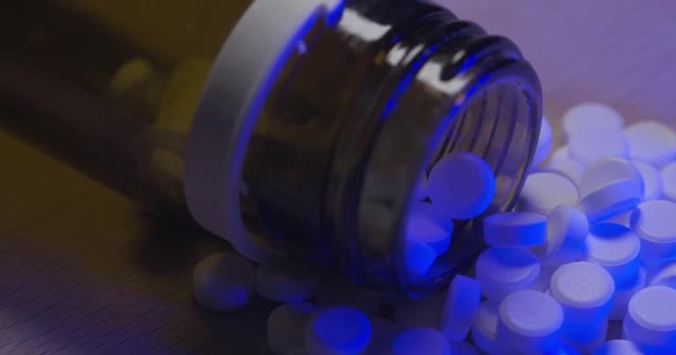 Pastillas Frasco Comprimidos Medicinales Frasco Vidrio Bajo Una Luz Azul — Vídeo de stock