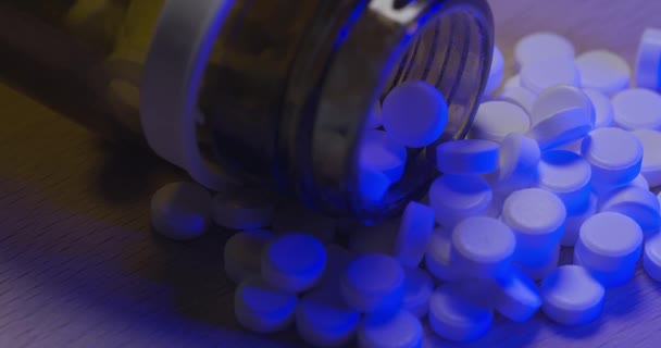 Pills Bottle Gyógyszer Tabletták Egy Üveg Üveg Alatt Kék Fény — Stock videók