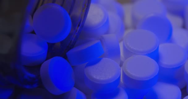 Mavi Işıkta Cam Bir Şişenin Içindeki Haplar Laçların Formundaki Ilaçlar — Stok video