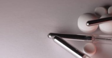 Maksimum termometre antibiyotik ve ağrı kesici. İtalyan yazısına sahip klinik termometre (febbre altissima, debole, nomale) ve santigrat ölçümleri.