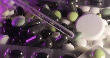 Hap ve takviye kapsüllerinde termometre var. Yüksek ateş için farklı ilaç hapları. Eski cam cıva termometre