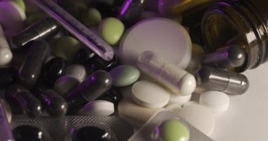 Bir sürü hap ve farklı civa camlı termometreler. Grip ya da viral enfeksiyon gibi farklı tıbbi durumlar için ilaç. Hapları ve termometreyi kontrol ediyorum.