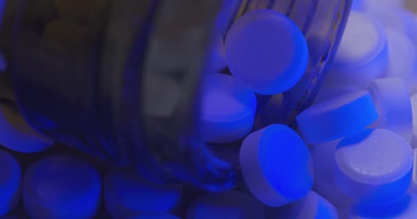 Pills Bottle Gyógyszer Tabletták Egy Üveg Üveg Alatt Kék Fény — Stock videók