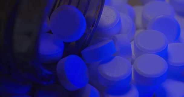 Nahaufnahme Von Opioiden Einer Glasflasche Opiatkrise Schmerztabletten Unter Blauem Licht — Stockvideo