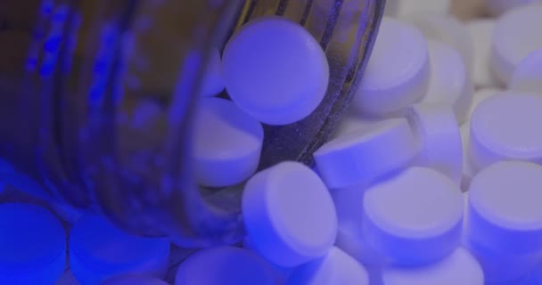 Белые Таблетки Коричневой Стеклянной Бутылке Крупный План Лекарства Обезболивающее Скольжение — стоковое видео