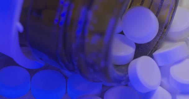 Белые Таблетки Стеклянной Бутылке Много Маленьких Таблеток Опиоиды Коричневой Бутылке — стоковое видео