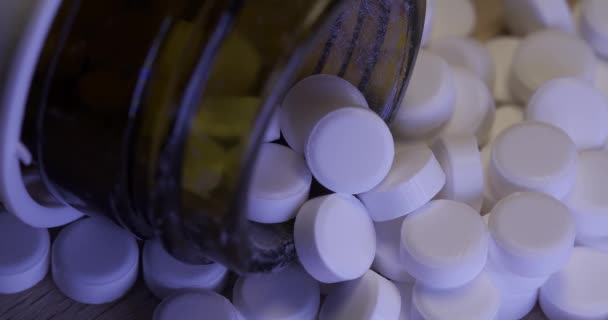 Белые Таблетки Коричневой Бутылке Фармацевтические Препараты Медицинской Бутылке Обезболивающее Стеклянном — стоковое видео
