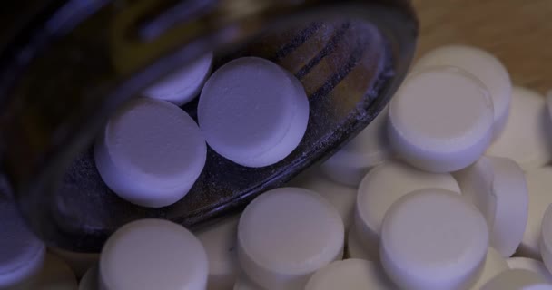 Fechar Pílulas Drogas Uma Garrafa Medicinal Vertical Panning Sobre Medicina — Vídeo de Stock