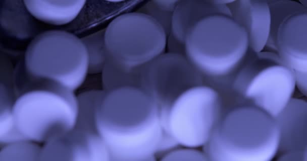 Egy Csomó Tabletta Üvegben Gyógyszer Koronavírusra Tabletták Asztalra Kék Fény — Stock videók
