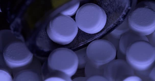 Tabletták Üvegben Balról Jobbra Pásztázom Gyógyszereket Orvosi Palackokat Kék Fénnyel — Stock videók