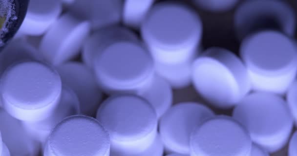 Tabletták Üvegben Jobbról Balra Gyógytabletták Orvosi Üvegek Kék Fénnyel Megvilágított — Stock videók