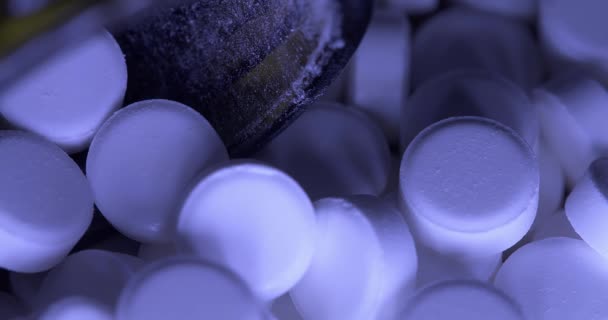 Стеклянная Медицинская Бутылка Белые Лекарства Таблетки Деревянной Поверхности Фиксированная Камера — стоковое видео