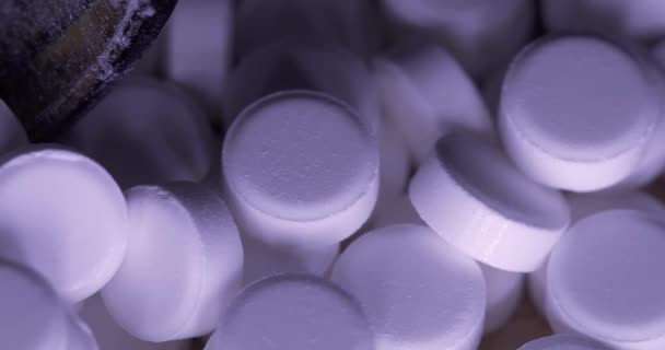 Nahaufnahme Von Schmerztabletten Und Gläserner Arzneiflasche Für Die Tabletten Schwenken — Stockvideo