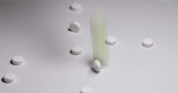 Prášky a tablety padající na bílý povrch. Léky na různé nemoci. Léky a doplněk vitamíny na bílém pozadí