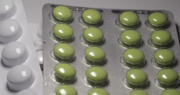 包装中的药丸和药片 白色表面上的松散药丸 从右到左 像抗生素和止痛药一样 维生素和各种补充剂 — 图库视频影像