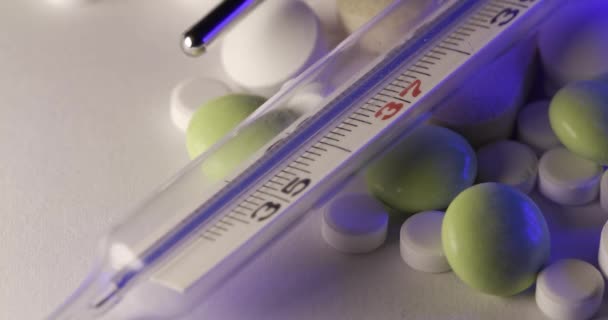 Termómetro Clínico Con Diferentes Píldoras Medicamentos Como Antibióticos Termómetro Fiebre — Vídeo de stock