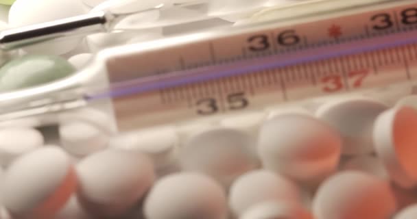 Thermomètre Clinique Sur Différentes Pilules Médicales Médicaments Panoramique Température Basse — Video