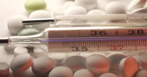 Thermomètre Clinique Sur Différentes Pilules Médicales Médicaments Panoramique Température Basse — Video