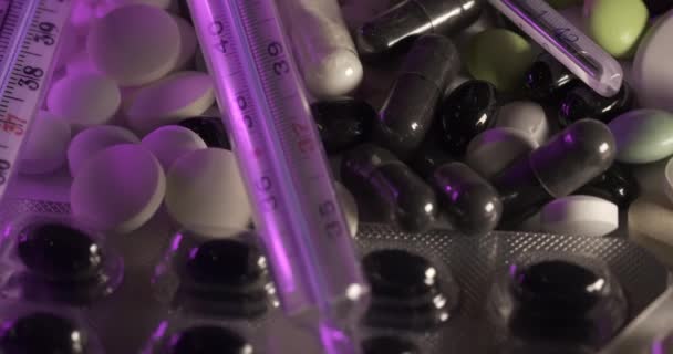Ένα Μάτσο Χάπια Και Διαφορετικά Θερμόμετρα Υδραργύρου Από Γυαλί Φάρμακα — Αρχείο Βίντεο