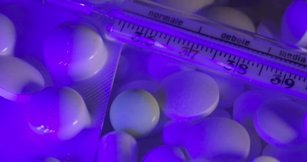 Thermomètre Clinique Pilules Sous Lumière Bleue Sur Fond Blanc Thermomètre — Video