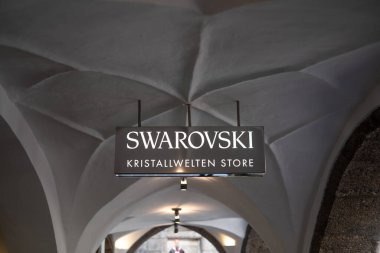 Innsbruck, Avusturya - 20 Mart 2019: Swarovski Kristallwelten Mağaza İşareti. Aydınlatılmış İşaret, Kuyumcu. Avusturya 'dan Ünlü Cam Taşlar