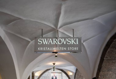 Innsbruck, Avusturya - 20 Mart 2019: Swarovski Kristallwelten Mağaza İşareti. Aydınlatılmış İşaret, Kuyumcu. Avusturya 'dan Ünlü Cam Taşlar