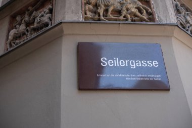 Innsbruck, Avusturya - 20 Mart 2019: Innsbruck, Alman, Avusturya Yolu ve Alley 'nin tarihi bölümünde Seilergasse İşareti